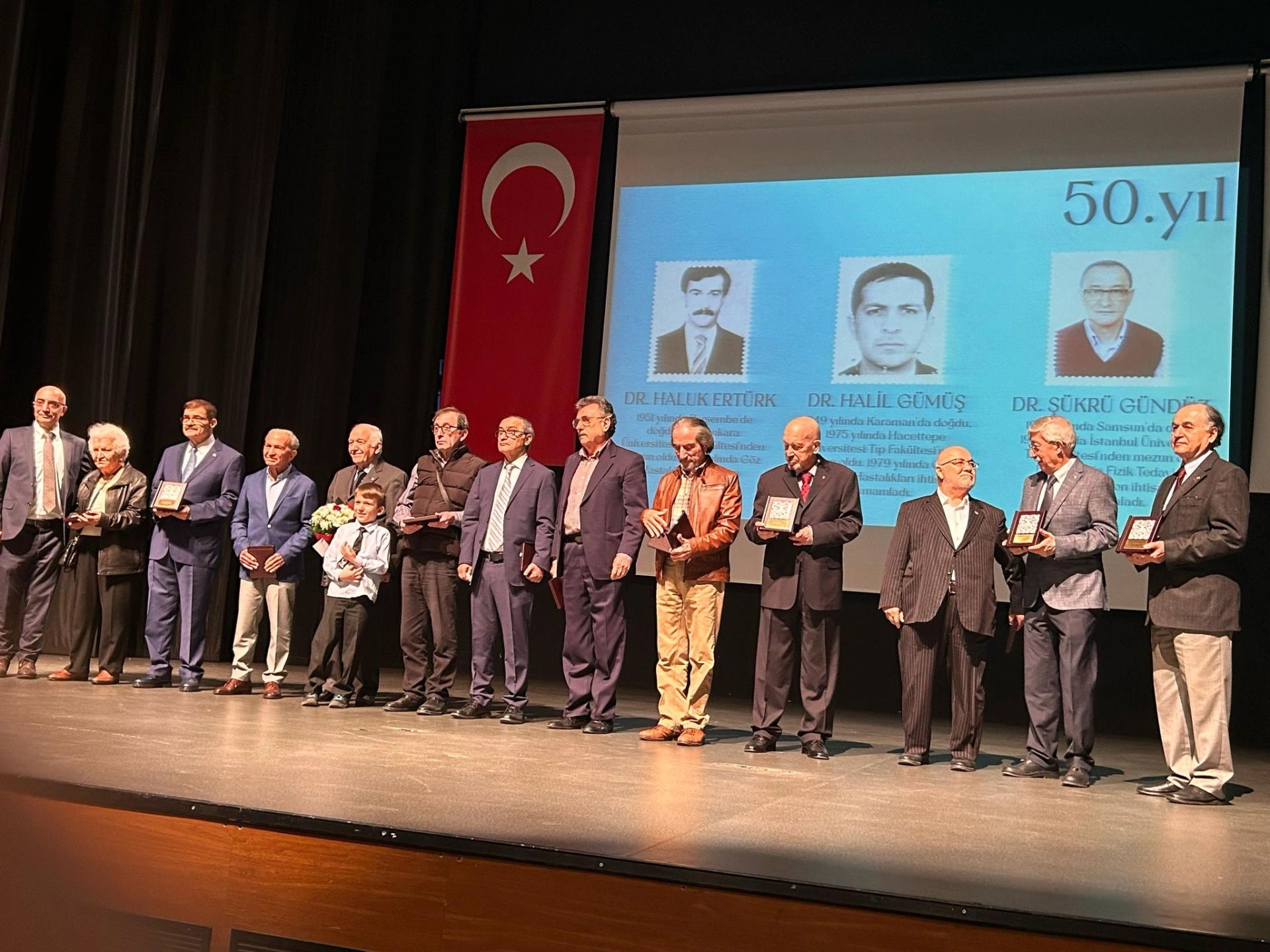 Meslekte 50. yıllarını dolduran doktorlara ödül